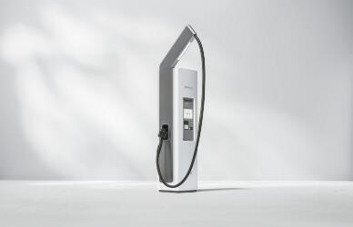 First Model 急速充電器のイメージ。背が高くケーブルを吊る構造。